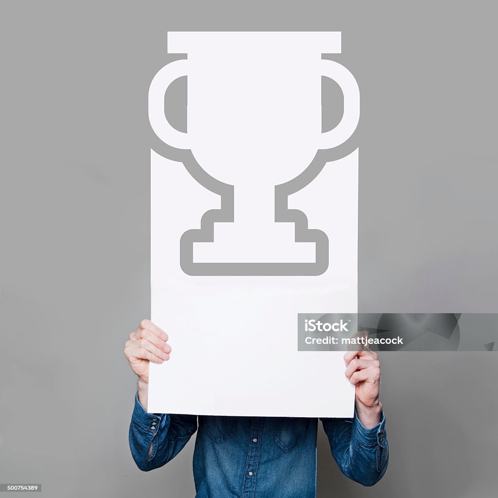 Homem segurando cartaz em branco trophy - Foto de stock de Esconder royalty-free