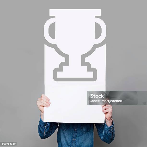 Foto de Homem Segurando Cartaz Em Branco Trophy e mais fotos de stock de Esconder - Esconder, Troféu, Adulto