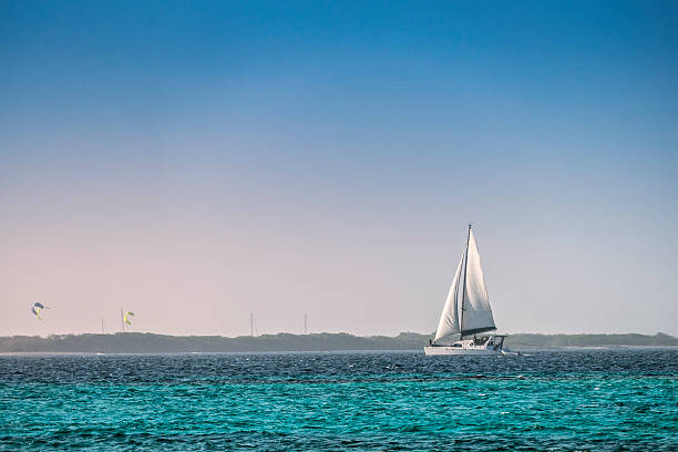 segelboote in der karibik-insel mit türkisblauem wasser - solitude remote sailboat horizontal stock-fotos und bilder