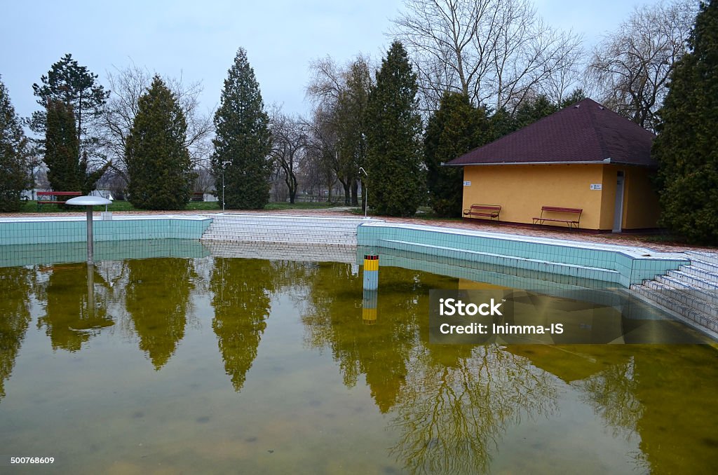 Abbandonato piscina della Spa in autunno - Foto stock royalty-free di Abbandonato