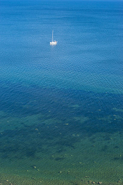 Velero en el mar azul - foto de stock
