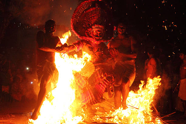 theyyam rendimiento - tribal music fotografías e imágenes de stock