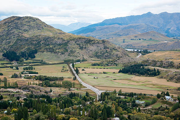 istock Road leading towards the mountains 500784406