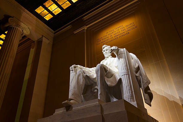 Lincoln Memorial at Night Lincoln Memorial illuminated at night in Washington DC monument stock pictures, royalty-free photos & images