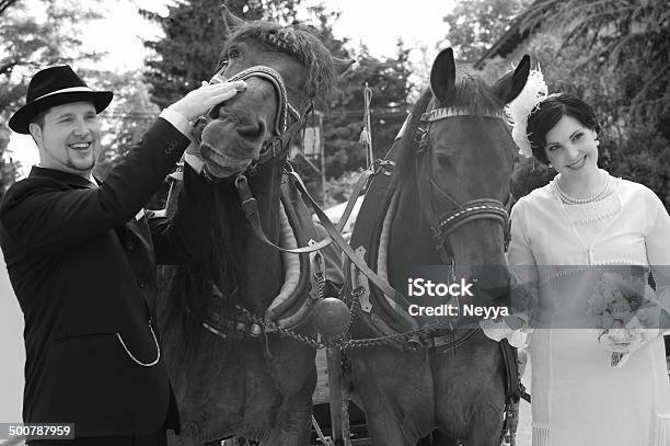 Retro Paar Mit Pferden Auf Ihre Hochzeit Stockfoto und mehr Bilder von 1930-1939 - 1930-1939, Berühren, Blumenbouqet