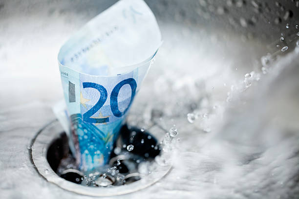 twenty euro bank hinweis down the drain-englische redewendung - money down the drain stock-fotos und bilder