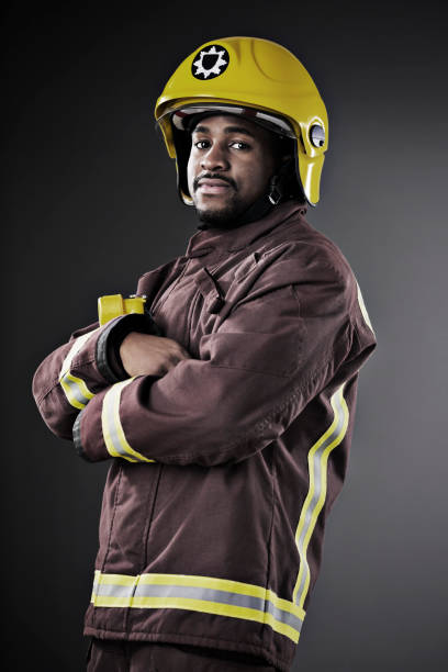 retrato de bombero confiado - fire department heroes portrait occupation fotografías e imágenes de stock