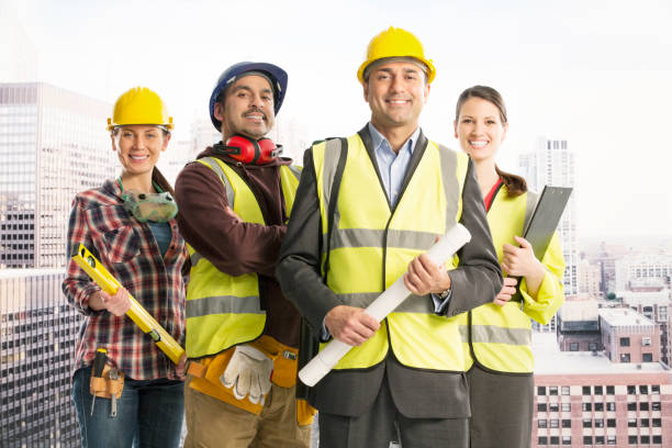 도시 창에서 자신감 건설 노동자의 초상화 - teamwork business construction confidence 뉴스 사진 이미지