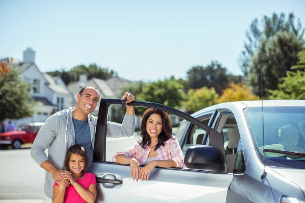 retrato de la familia en el coche en el camino de entrada - coche doméstico fotografías e imágenes de stock