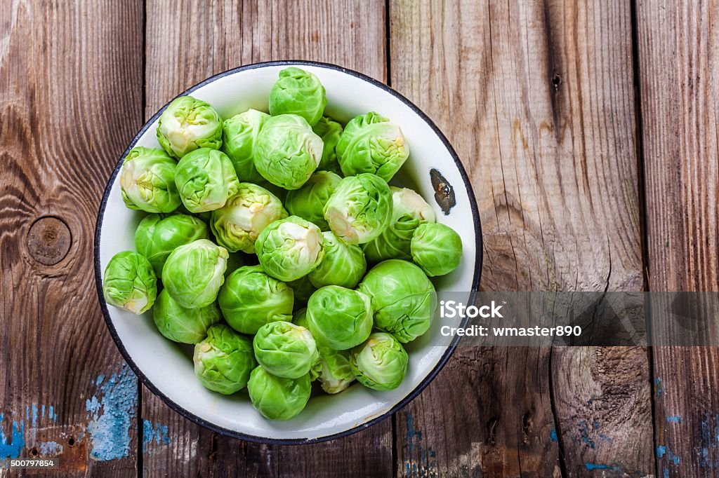 Bruselas sprouts orgánicos frescos en un tazón - Foto de stock de Col de Bruselas libre de derechos