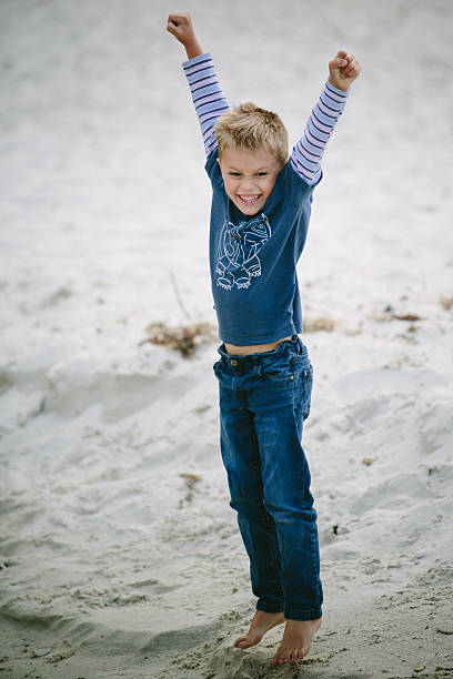 australia, hyams beach, happy boy (4-5) on beach - 30056 - fotografias e filmes do acervo