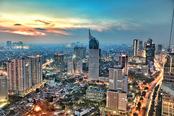 city skyline at sunset, jakarta, indonesia - indonésien photos et images de collection