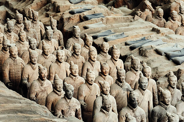 terracotta-armee in xian, china - army xian china archaeology stock-fotos und bilder