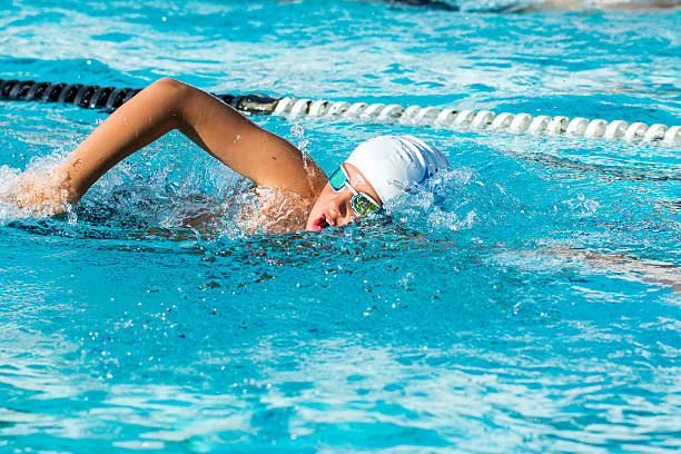 teen boy en la práctica. - child swimming pool swimming little boys fotografías e imágenes de stock