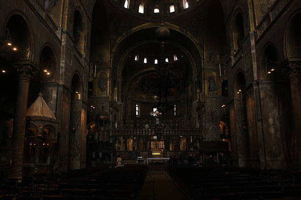 église à venise. - church altar indoors dark photos et images de collection