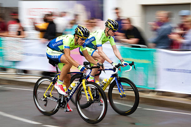 dois ciclistas tour de france, em londres - british racing green - fotografias e filmes do acervo