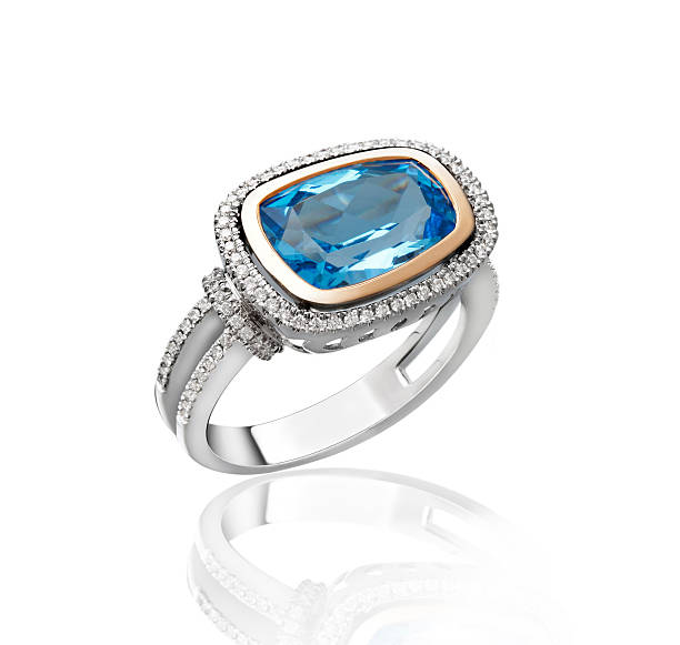 blue sapphire pierścionek z brylantem na białym tle - ring gold diamond engagement ring zdjęcia i obrazy z banku zdjęć