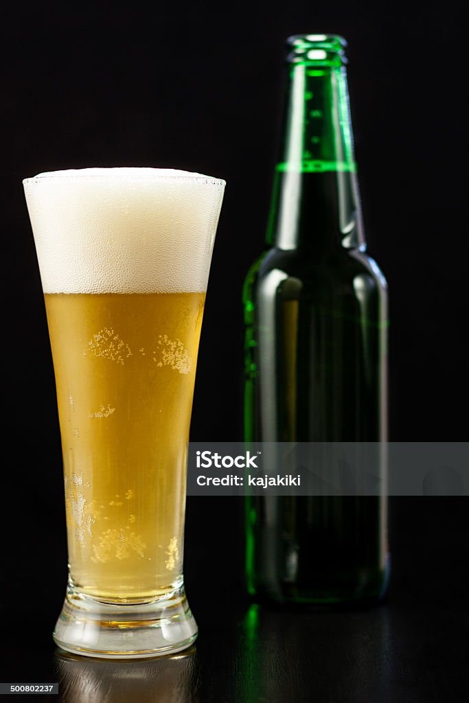 Vaso de cerveza - Foto de stock de Fondo negro libre de derechos