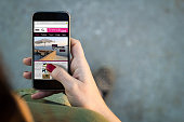 frau-die-einen-smartphone-trends-blog.jpg?b=1&s=170x170&k=20&c=bDKuVcwiMztxGdGSEilLCUh1tFwKP-w5ok0EZim5xk8=