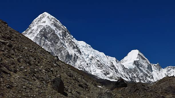 majestuoso monte pumori - mt pumori fotografías e imágenes de stock