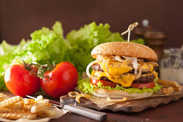 hamburguesa con queso y tomate cebolla con camas dobles - hamburger burger symmetry cheeseburger fotografías e imágenes de stock