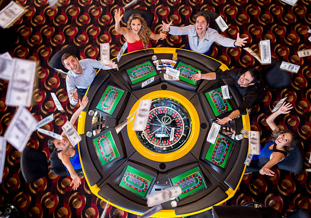 カジノルーレット人々に輝くに - roulette roulette wheel gambling roulette table ストックフォトと画像