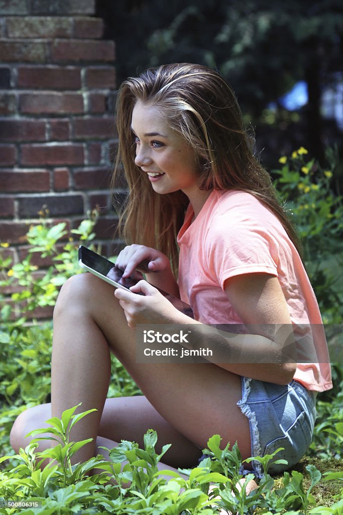 Teen ragazza con schermo touch esterno - Foto stock royalty-free di Gonna