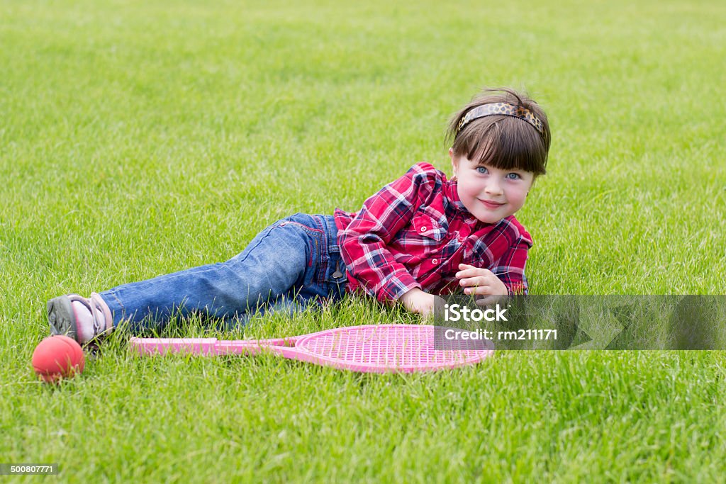 芝生の上の少女 - ライフスタイルのロイヤリティフリーストックフォト