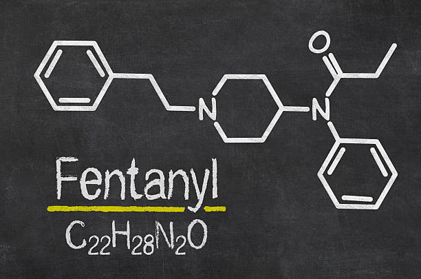 pizarra con la fórmula química de fentanilo - fentanyl fotografías e imágenes de stock