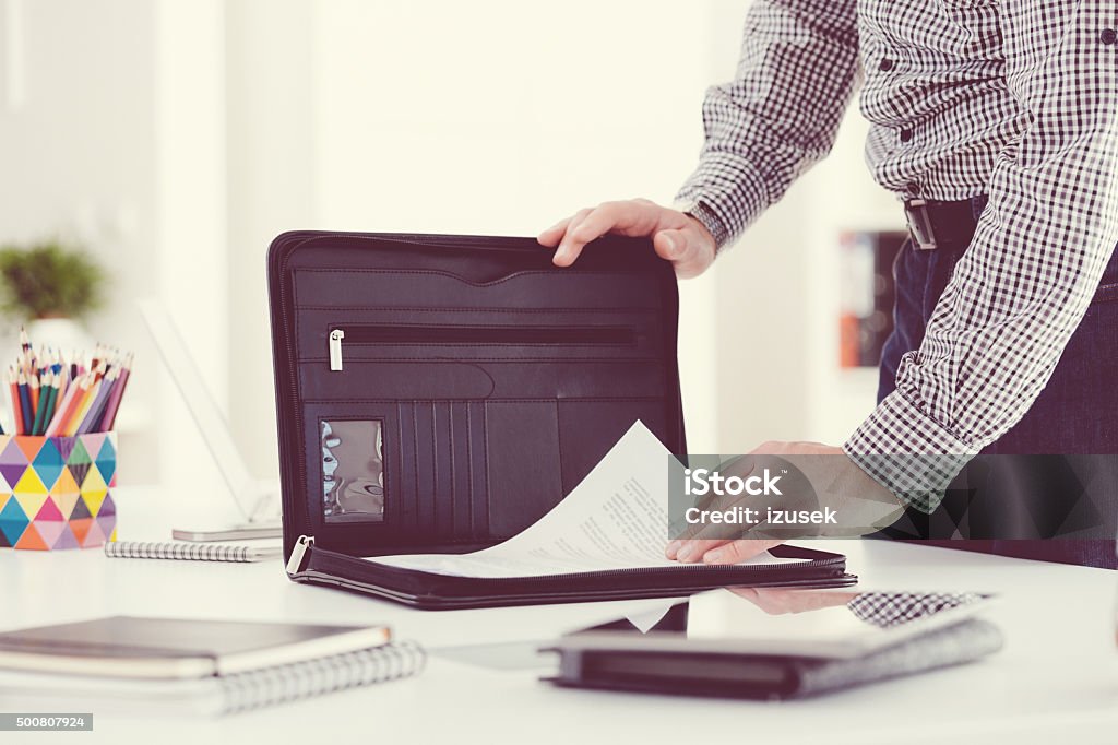 Hombre tomando los documentos de maletín, primer plano de las manos - Foto de stock de Estudio - Habitación libre de derechos