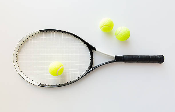 nahaufnahme der tennisschläger und bälle - table tennis table tennis racket racket sport ball stock-fotos und bilder