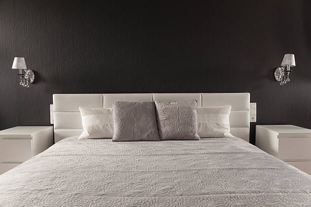 elegante cama en dormitorio principal - bedroom authority bed contemporary fotografías e imágenes de stock