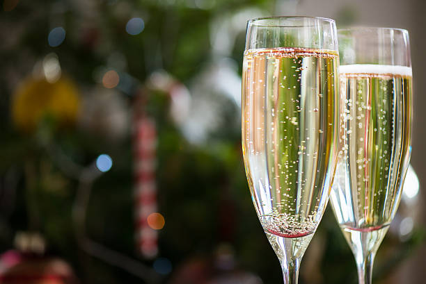 duas taças de champanhe em fundo de natal - prosecco - fotografias e filmes do acervo