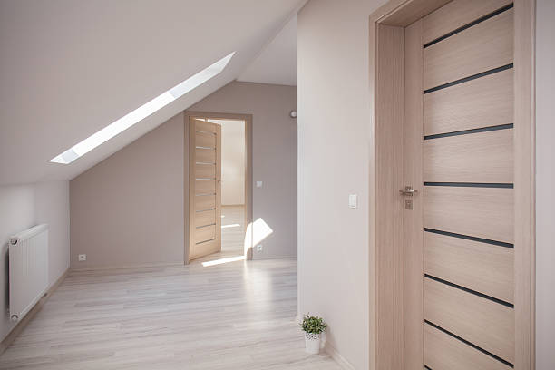 beige habitación en el desván - techo inclinado fotografías e imágenes de stock