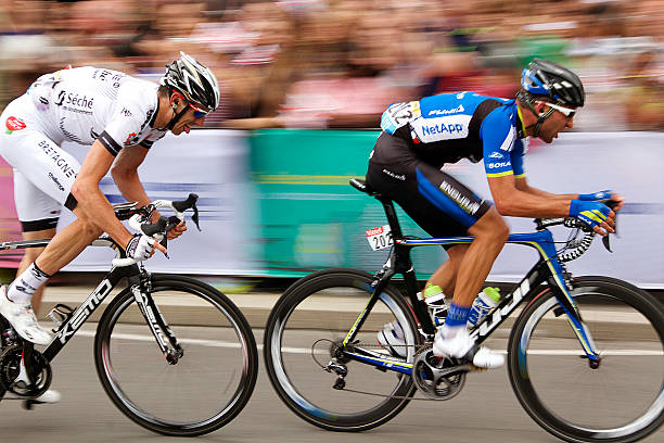 tour de francia dos ciclistas en londres (2014 - cycle racing fotografías e imágenes de stock