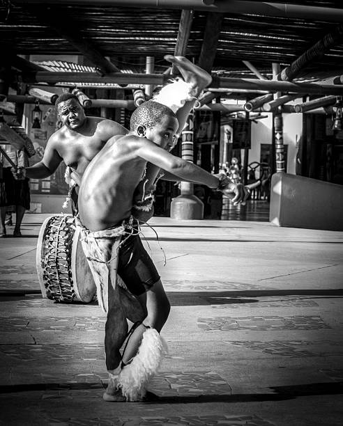 jovem dançarina de zulu - zulu african descent africa dancing - fotografias e filmes do acervo