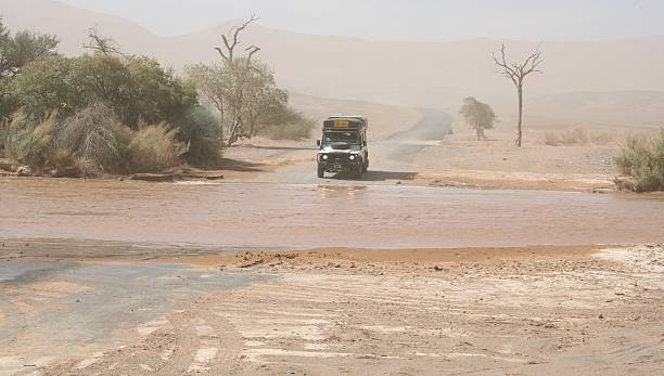 四輪駆動車に渡る川の洪水、ソススフレイ、ナンビア - landscape panoramic kalahari desert namibia ストックフォトと画像