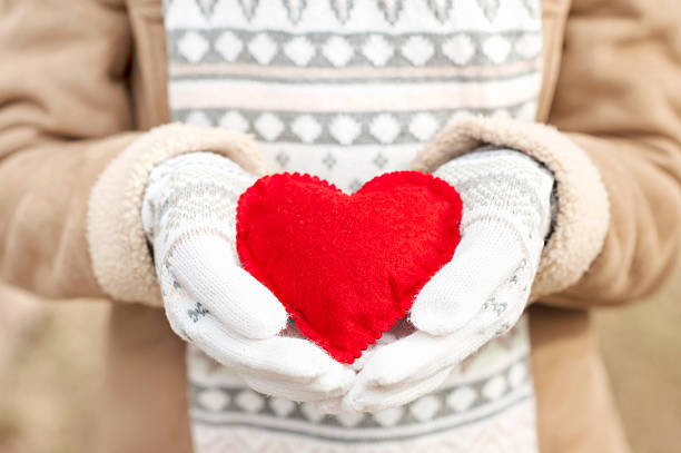 garota mãos em luvas brancas knitted segurando coração vermelho romântico - glove winter wool touching - fotografias e filmes do acervo