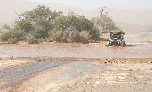 4 x 4 aluguer de carros rio de passagem durante inundações, sossusvlei, namíbia - landscape panoramic kalahari desert namibia imagens e fotografias de stock