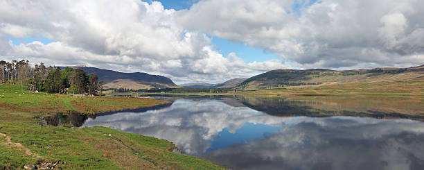 spey river west of the dam, scotland in spring - spey scotland stockfoto's en -beelden