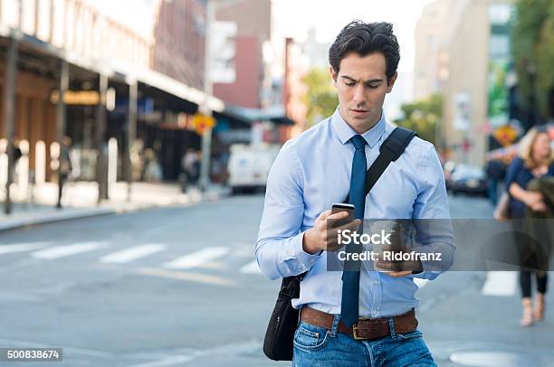 Mann Sms Auf Smartphone Stockfoto und mehr Bilder von Gehen - Gehen, Männer, SMS