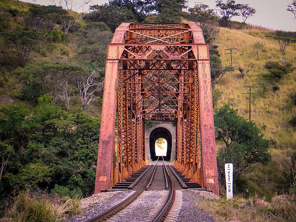 Curve leading to the bridge and tunnel