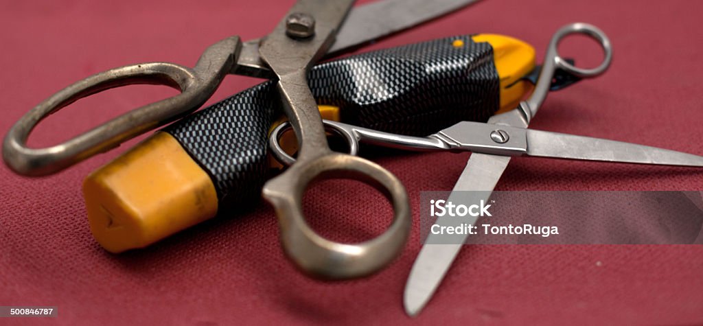 Schere und Cutter auf Rot - Lizenzfrei Werkzeugkasten Stock-Foto