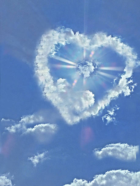 Cinta Hati dari awan dengan latar belakang langit biru