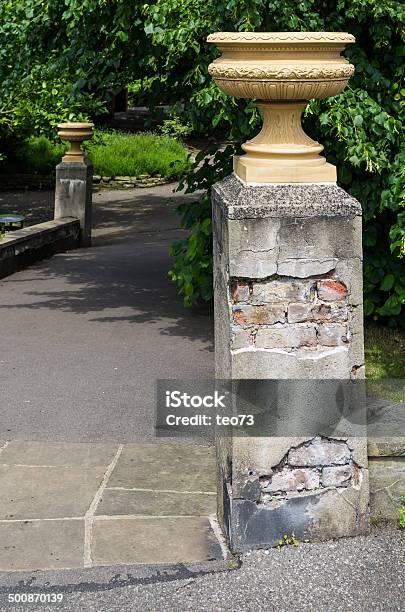 Panela Em Um Pedestal - Fotografias de stock e mais imagens de Ajardinado - Ajardinado, Antigo, Ao Ar Livre