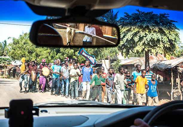 campaña electoral en zanzíbar island - editorial crowd driver people fotografías e imágenes de stock