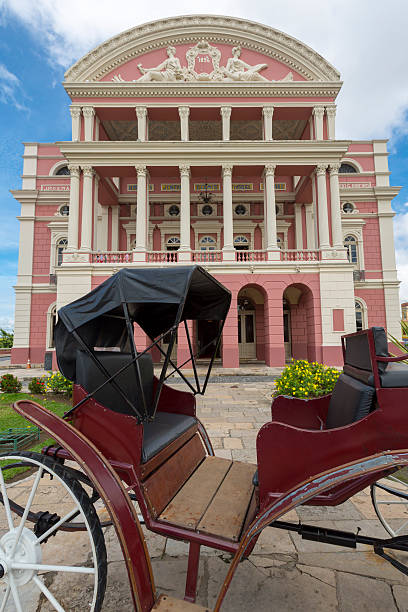 amazon theatre con cielo blu, opera house nel manaus, brasile - 1896 foto e immagini stock