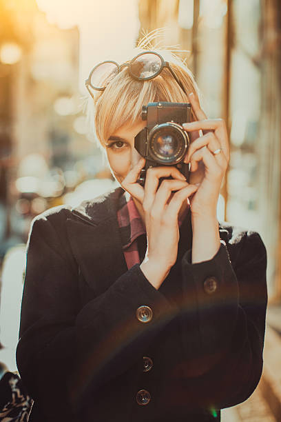 bela jovem mulher com foto câmara - photographer enjoyment elegance old fashioned imagens e fotografias de stock