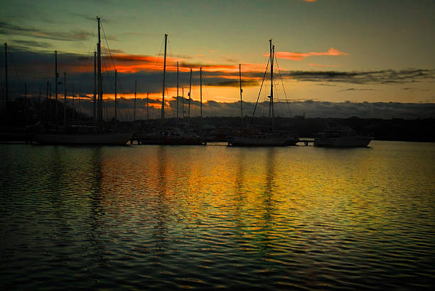 barca marina al tramonto - sillhoutte foto e immagini stock