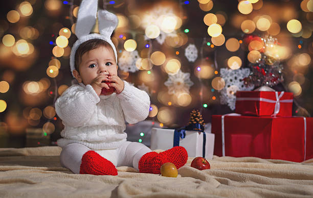 piccolo ragazzo di natale - gift apple ribbon fruit foto e immagini stock